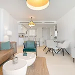 New Build 2bedroom With The Small Private Garden * פואנגירולה
