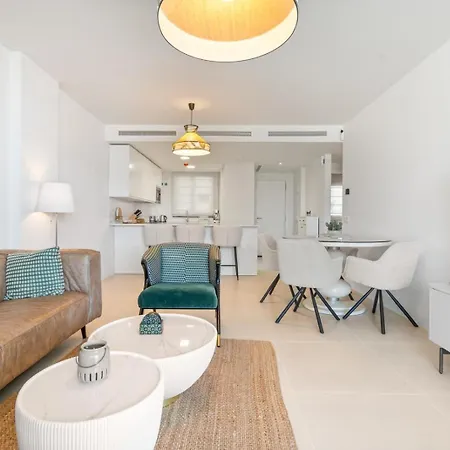New Build 2bedroom With The Small Private Garden * פואנגירולה